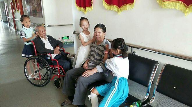 3关爱老人.jpg