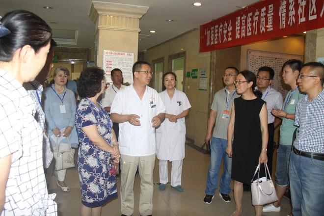 乌鲁木齐市天山区人大常委会部分委员和代表视察幸福路社区服务中心.JPG